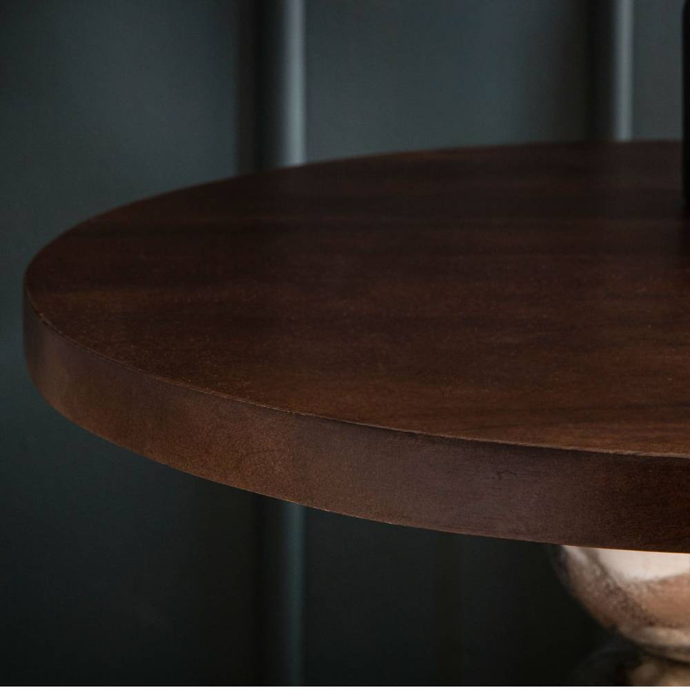 Runde dunkelbraune Holzplatte des Design-Beistelltisches Enjadara, Nahansicht der Maserung – Enjadara