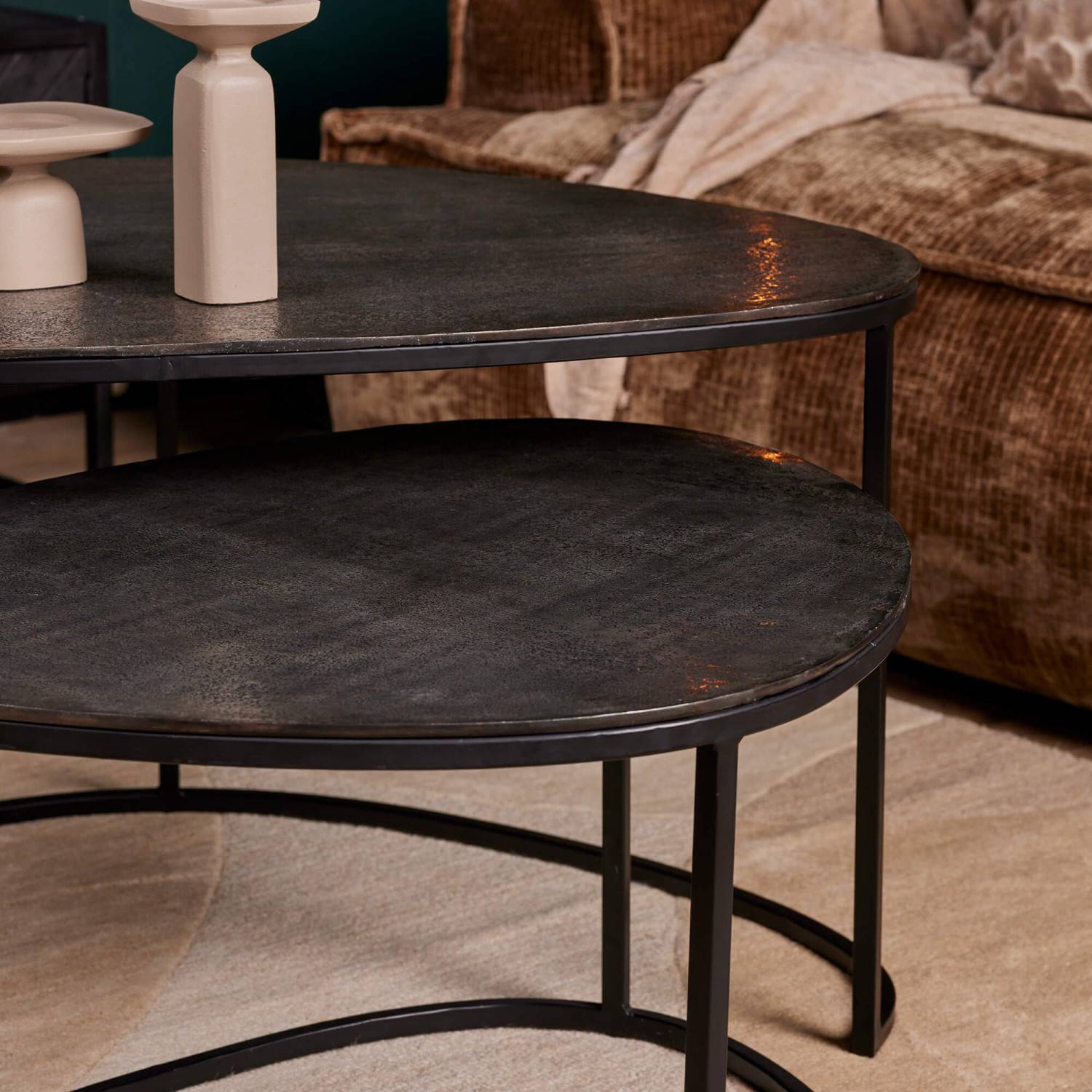 Ovaler dunkler Couchtisch im 2er Set mit Hammerschlag-Optik und schwarzem Metallgestell – Berry