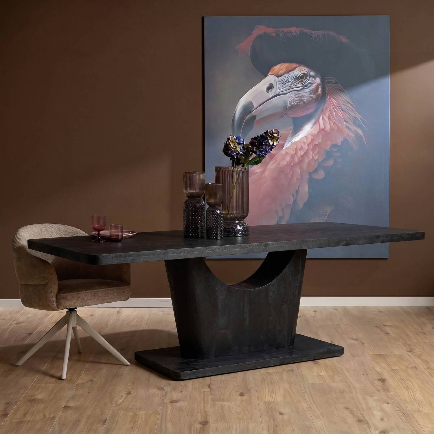 Großer Massivholztisch in Schwarz für das Esszimmer mit skulpturalem Fuß – Jusip
