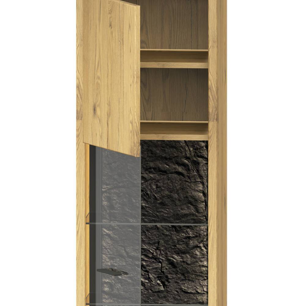 Oberer Bereich der geöffneten Vitrine mit Holztür, Glasablagen und dunkler Rückwand – Friburgo