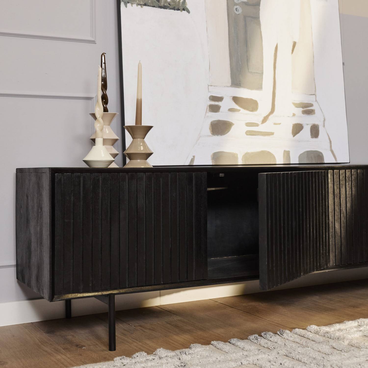 Schwarzes Sideboard mit leicht geöffneter Lamellentür und Stauraum – Jusitc