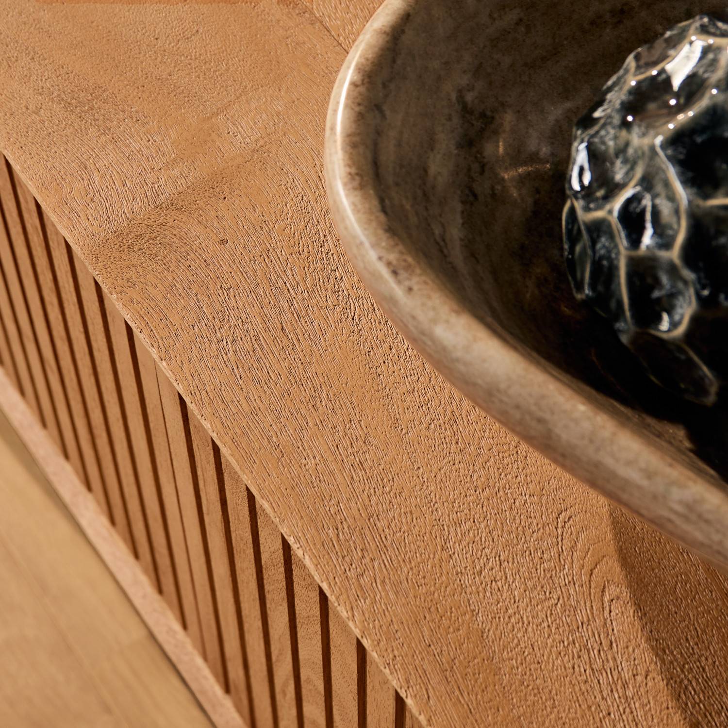 Maserung des Naturholz Sideboards mit Rillenfront und Ablagefläche – Kojas