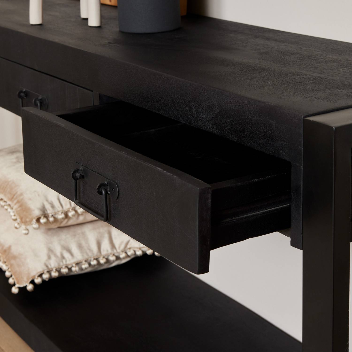 Schwarzer Wandtisch mit offener Schublade und Metallgriffen, Massivholzplatte – Lamisca