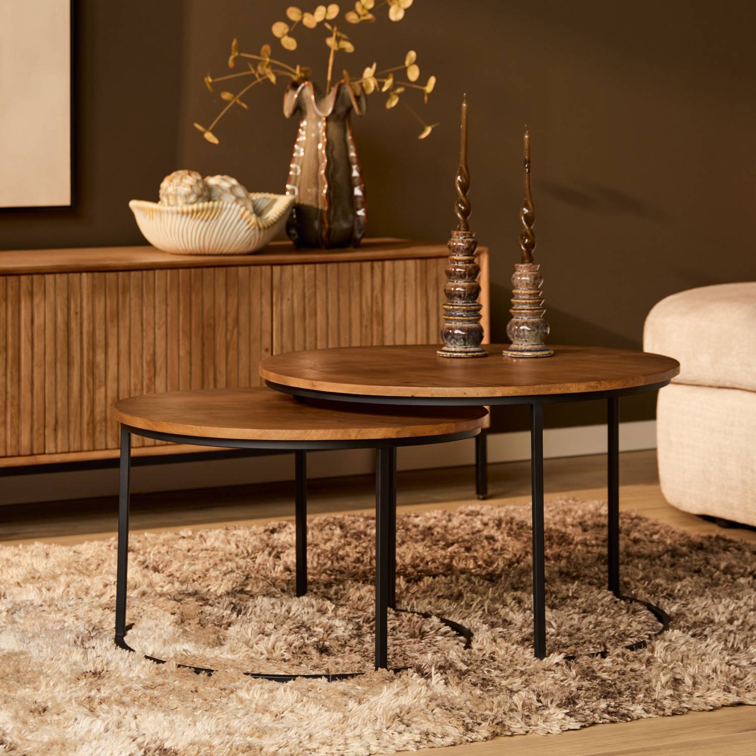 Zweiteiliger runder Massivholz-Beistelltisch mit schwarzem Metallgestell im Wohnzimmer – Kojas