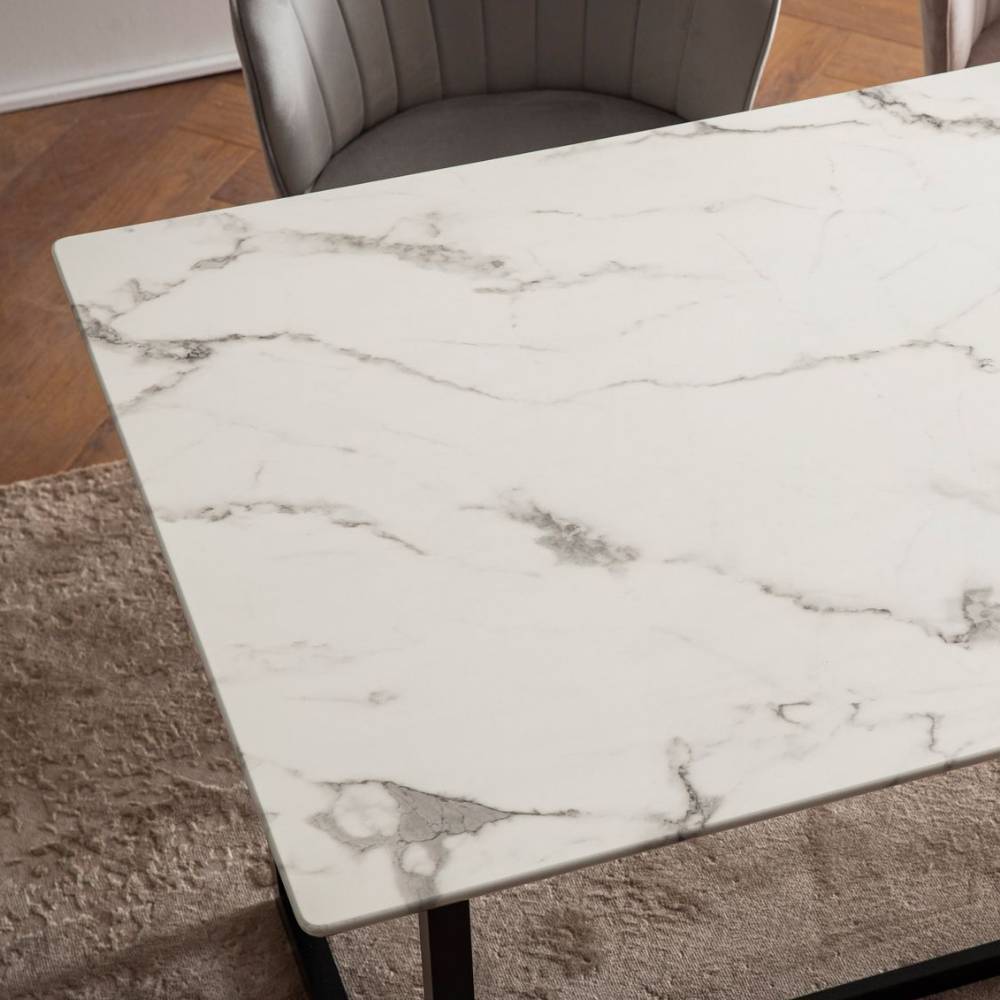 Weiße Tischplatte in Marmoroptik mit schwarzem Metallgestell – Logion