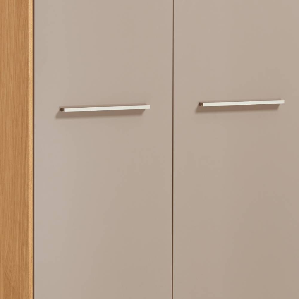 Garderobenschrank Front mit zwei taupefarbenen Türen, silberne Griffe – Barcelos