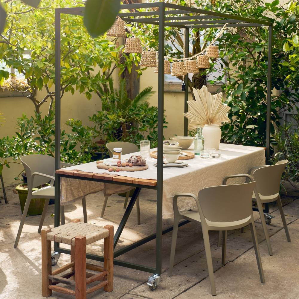 Olivgrüne Gartenstühle mit Armlehnen als 2er Set am Esstisch im Garten – Tilan