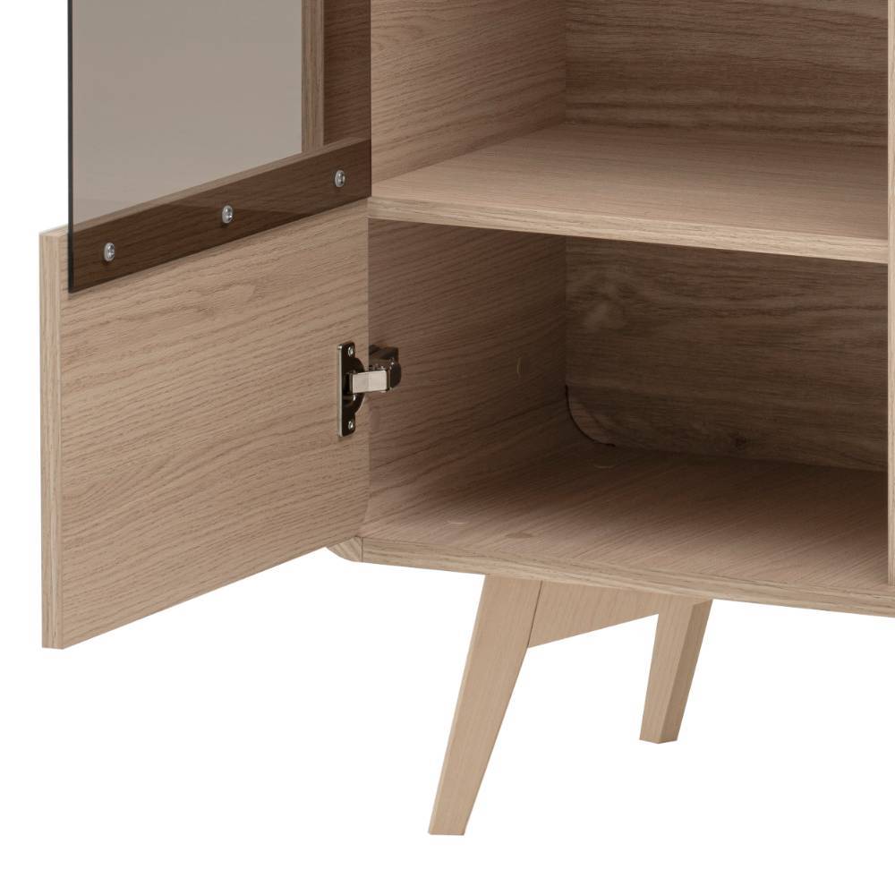 Geöffnete Tür der Highboard-Vitrine mit Inneneinteilung und stabilen Scharnieren – Embrus
