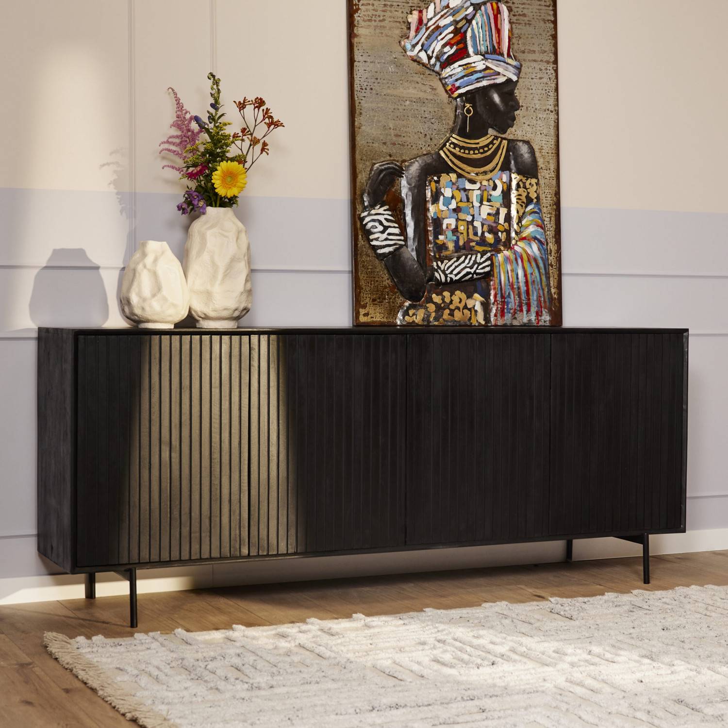 Schwarzes Sideboard aus massivem Holz im Wohnzimmer mit Dekoration – Jusitc