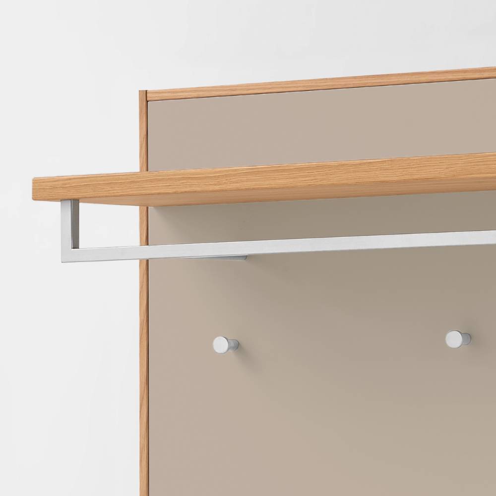 Garderobenablage mit Kleiderstange und Haken auf beiger Wandgarderobe aus Eiche Bianco – Nova