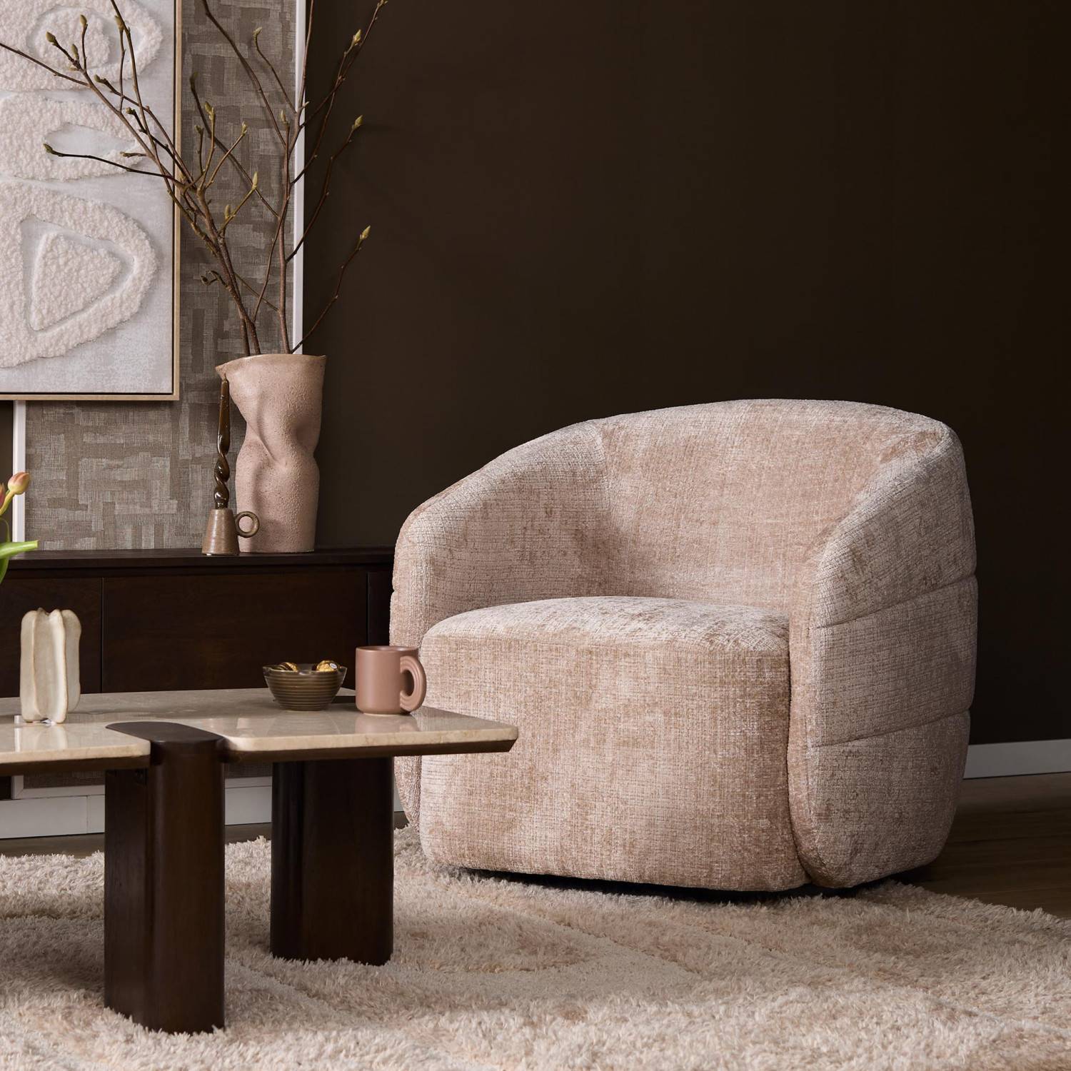 Beiger Designersessel mit organischem Design im Wohnzimmer – Figureras