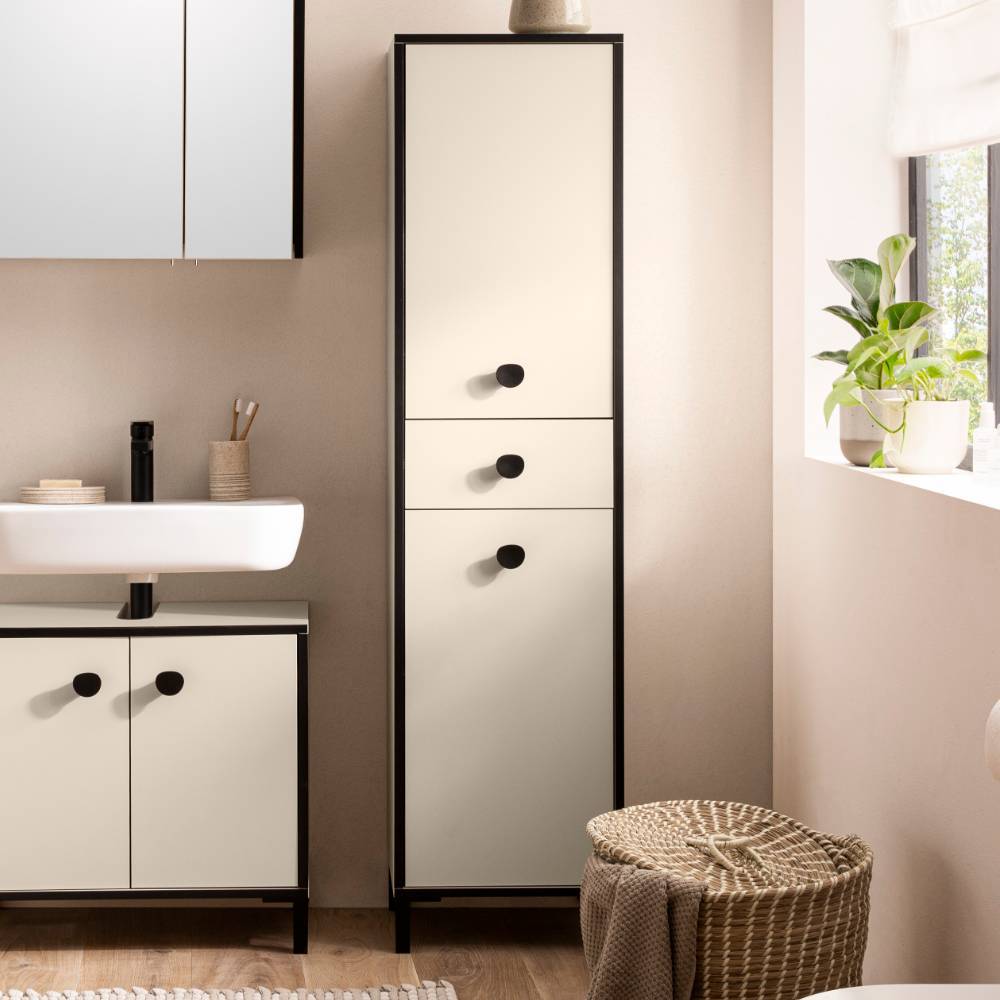 Badezimmer-Hochschrank in Cremeweiß mit schwarzen Griffen und Rahmen – New Orleans