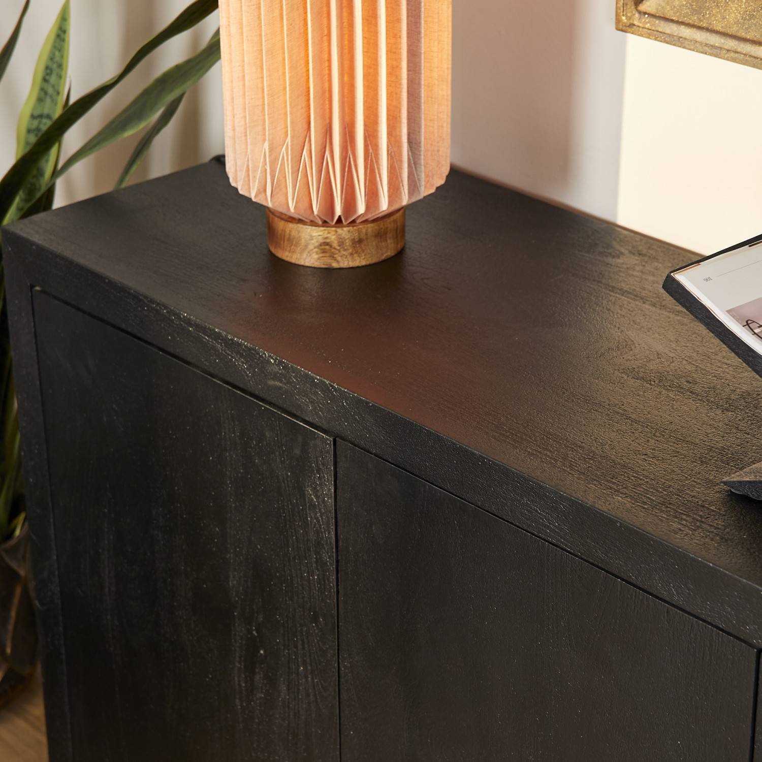Detailansicht der oberen Platte des schwarzen Sideboards mit markanter Holzoptik – Trapper