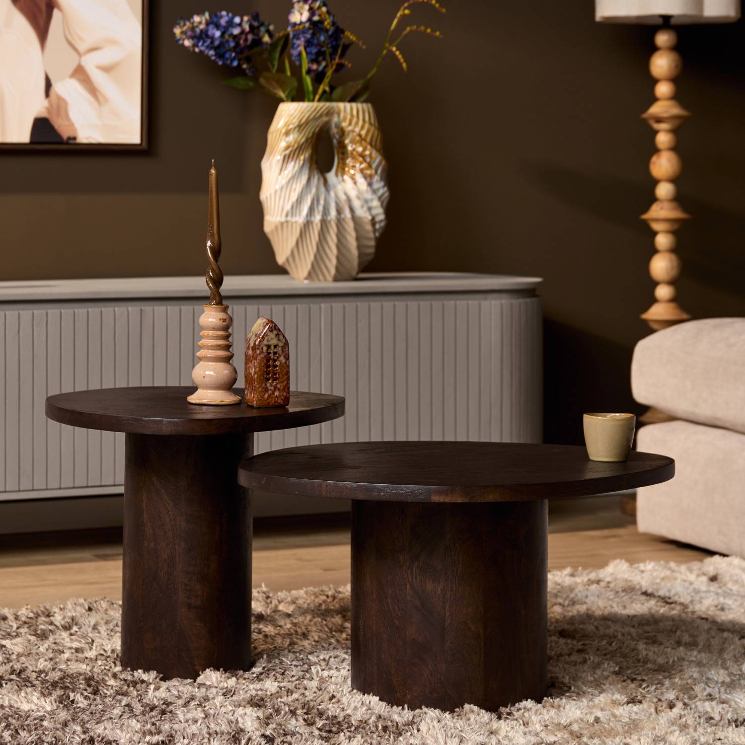 Braune Beistelltische aus Mangoholz im modernen Wohnzimmer als Couchtische genutzt – Tamdato