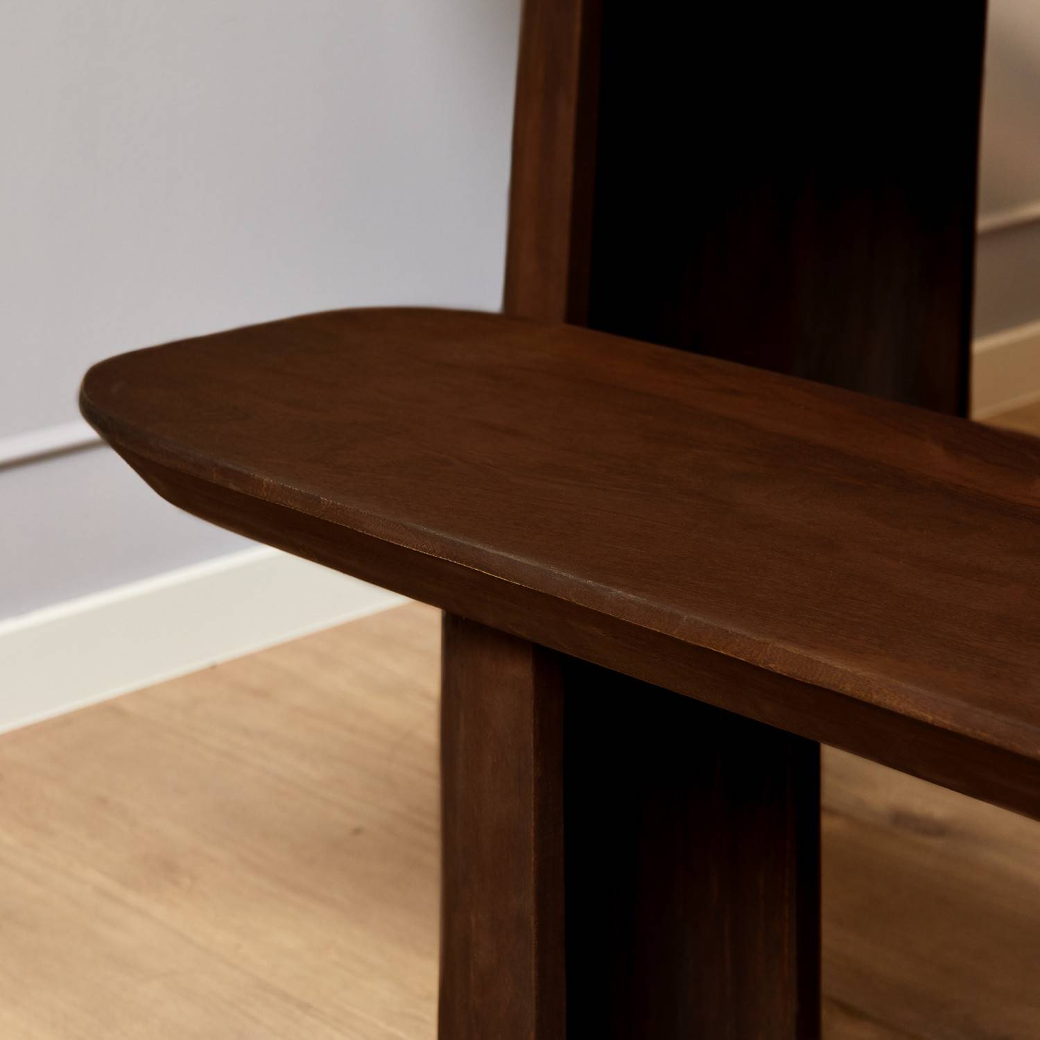 Holzbank mit massiver Sitzfläche, Detail des stabilen Holzbeins und der Materialstärke – Addagio