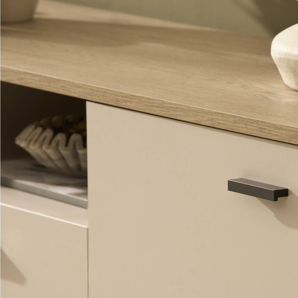 Beiges Sideboard Element mit dunklem Griff und natürlicher Holzoberfläche der Ablage – Dasanti