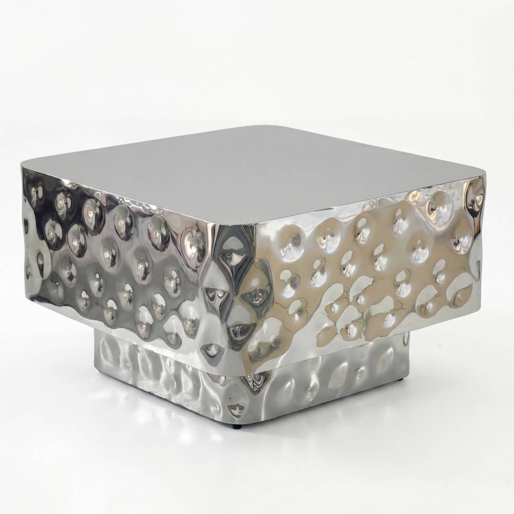 Freigestellter silberner Aluminium-Couchtisch mit gehämmertem Unterbau – Ranica