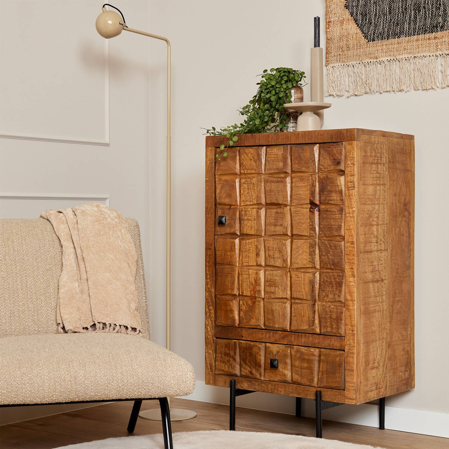 Rustikales Highboard aus Mangoholz mit Relief-Front und schwarzem Fußgestell – Laudion