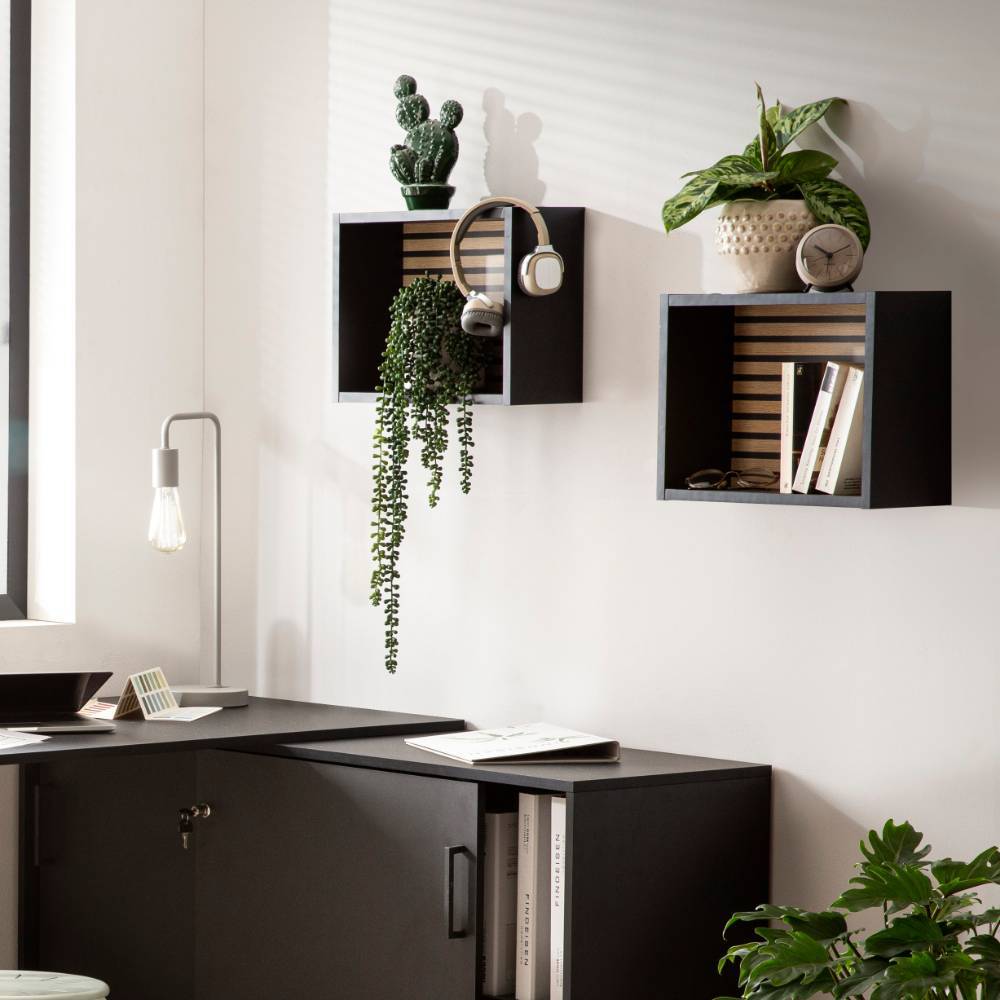 Regalwürfel mattschwarz an der Wand im Arbeitszimmer mit Holzlamellenrückwand – Benadetta