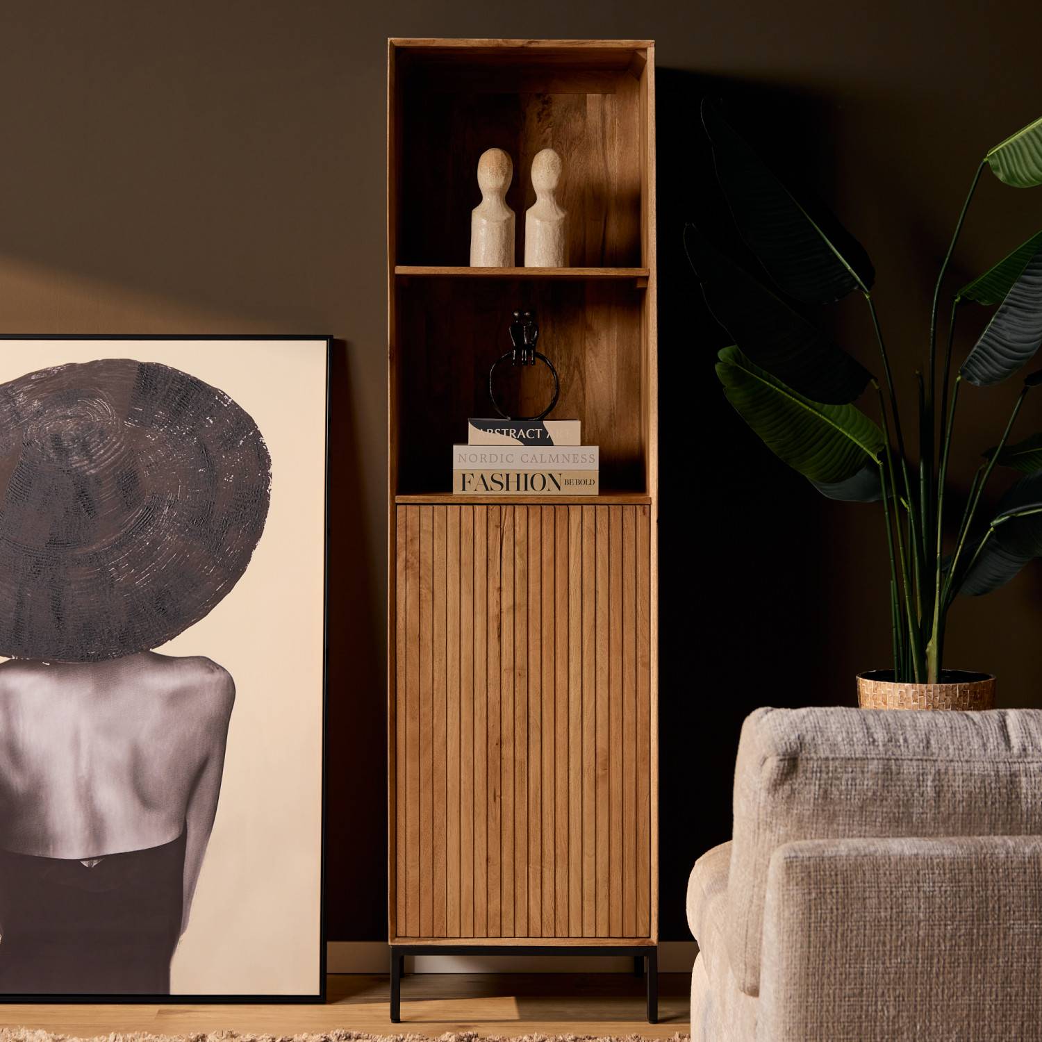 Schmales Standregal aus Holz mit offenen Fächern und geschlossener Tür im modern eingerichteten Wohnzimmer – Kojas
