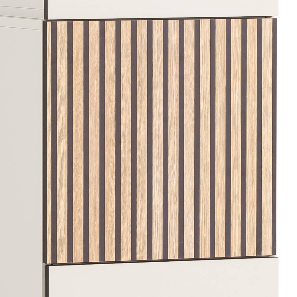 Detail der dekorativen Lamellenfront in Holzoptik auf dem cremeweißen Regal – Anlina