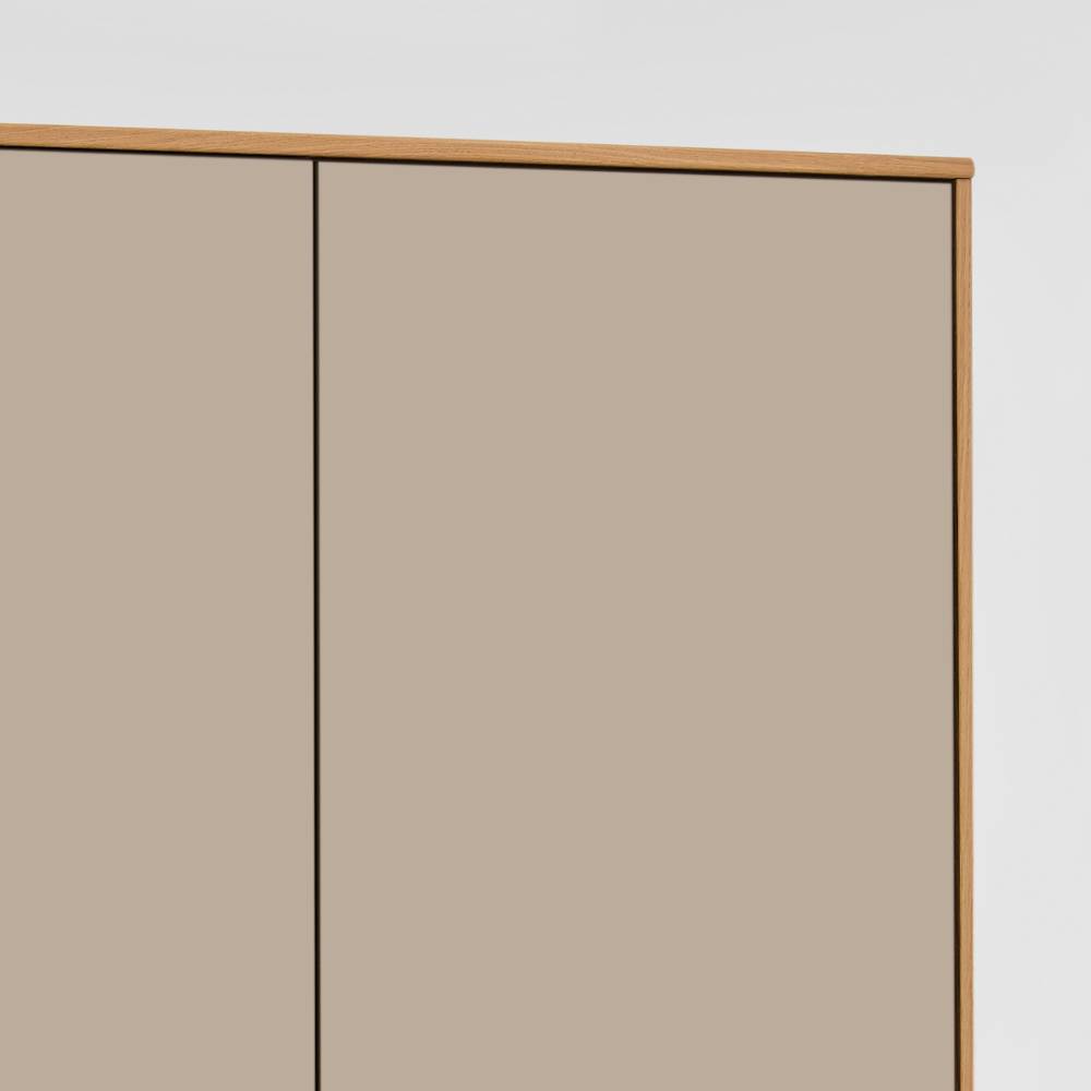 Obere Ecke des Dielenschranks mit hellem Holzrahmen und zwei beigen Türpaneelen – Nova