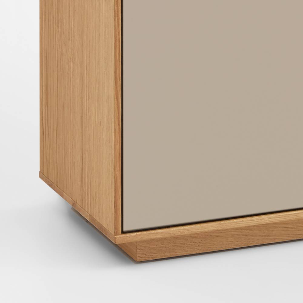 Sockel und Holzrahmen der hohen Kombi-Kommode in Taupe – Nova