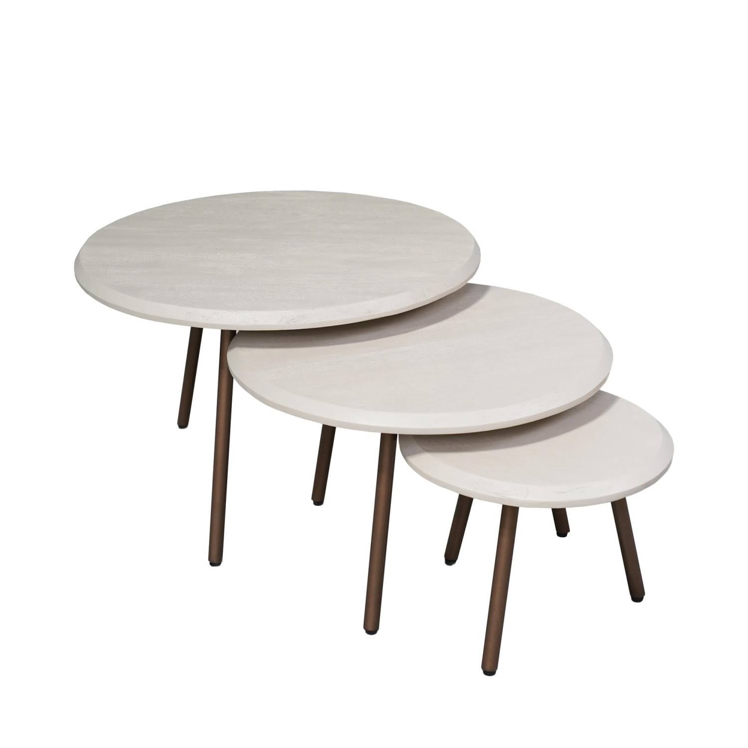 Dreiteiliges sandfarbenes Beistelltisch-Set aus Mangoholz mit runden Platten und braunen Metallfüßen – Inlomata