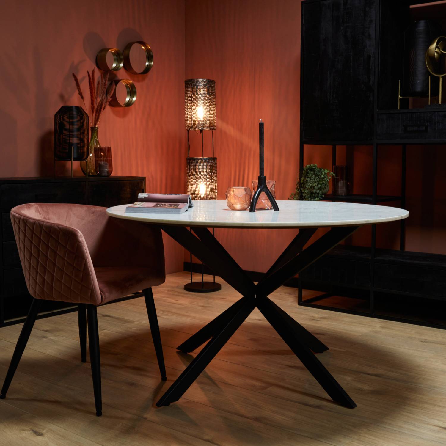 Weißer Designtisch mit runder Marmorplatte und schwarzem Spinnenfußgestell im Esszimmer – Bibliana