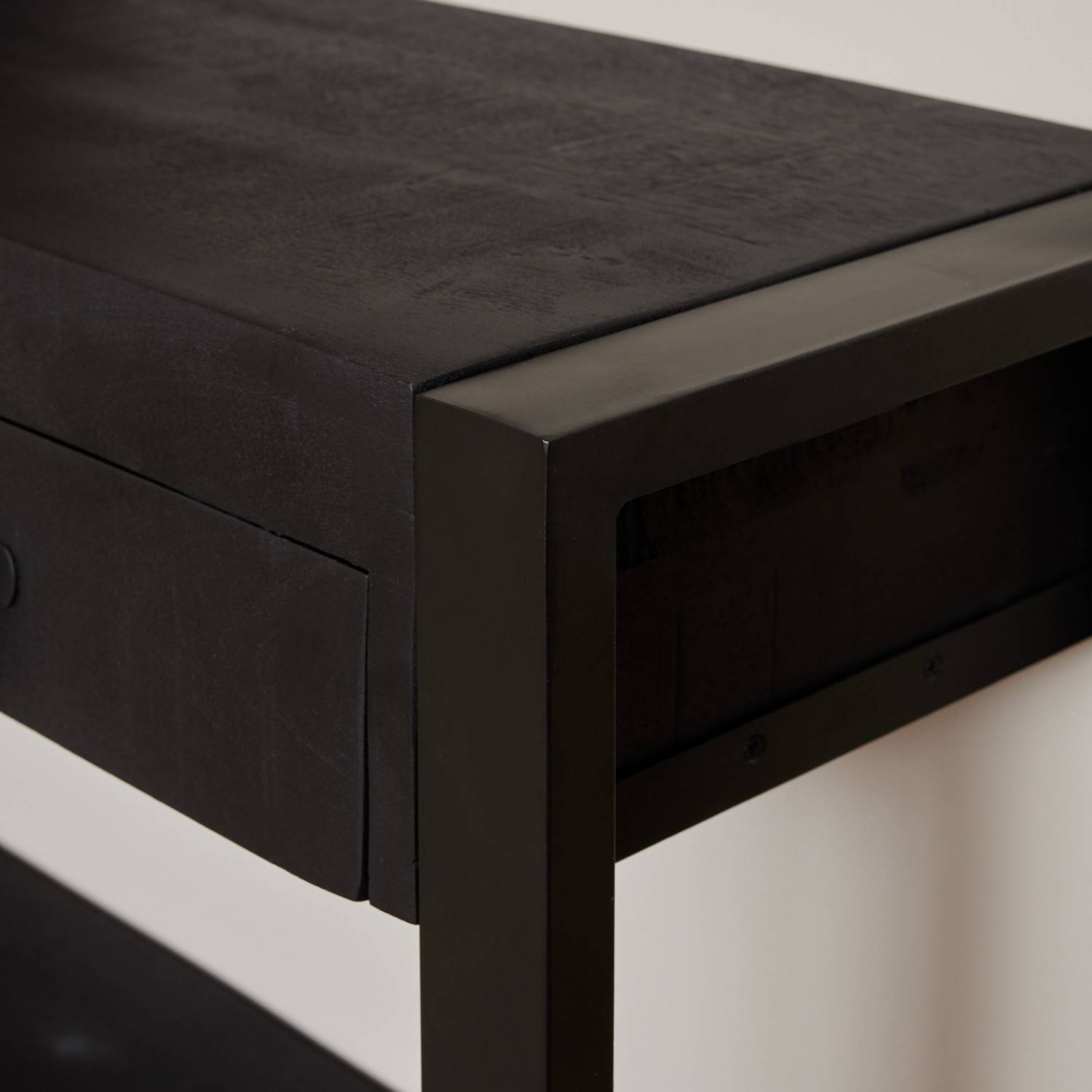 Schwarzer Konsolentisch Ecke mit Massivholzplatte und robustem Metallrahmen in Industrie-Design – Lamisca