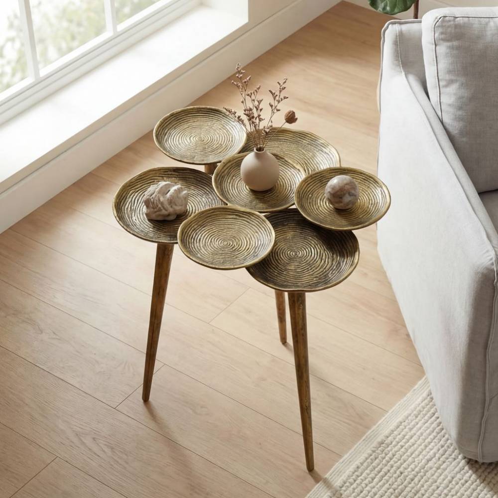Goldfarbener Beistelltisch mit sechs Ablageschalen aus Metall im Wohnzimmer – Mezzo
