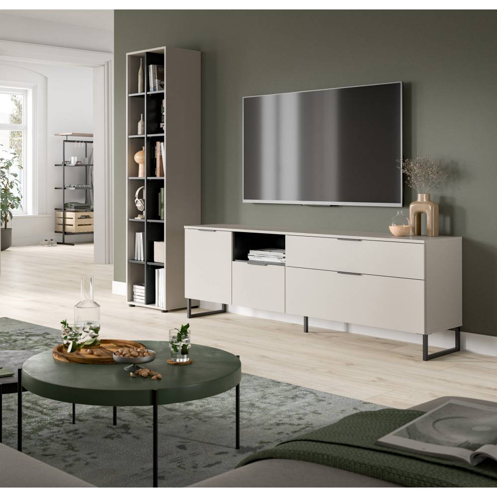 Funktionelles kaschmirfarbenes TV-Lowboard und hohes Standregal im Wohnbereich – Ostinia