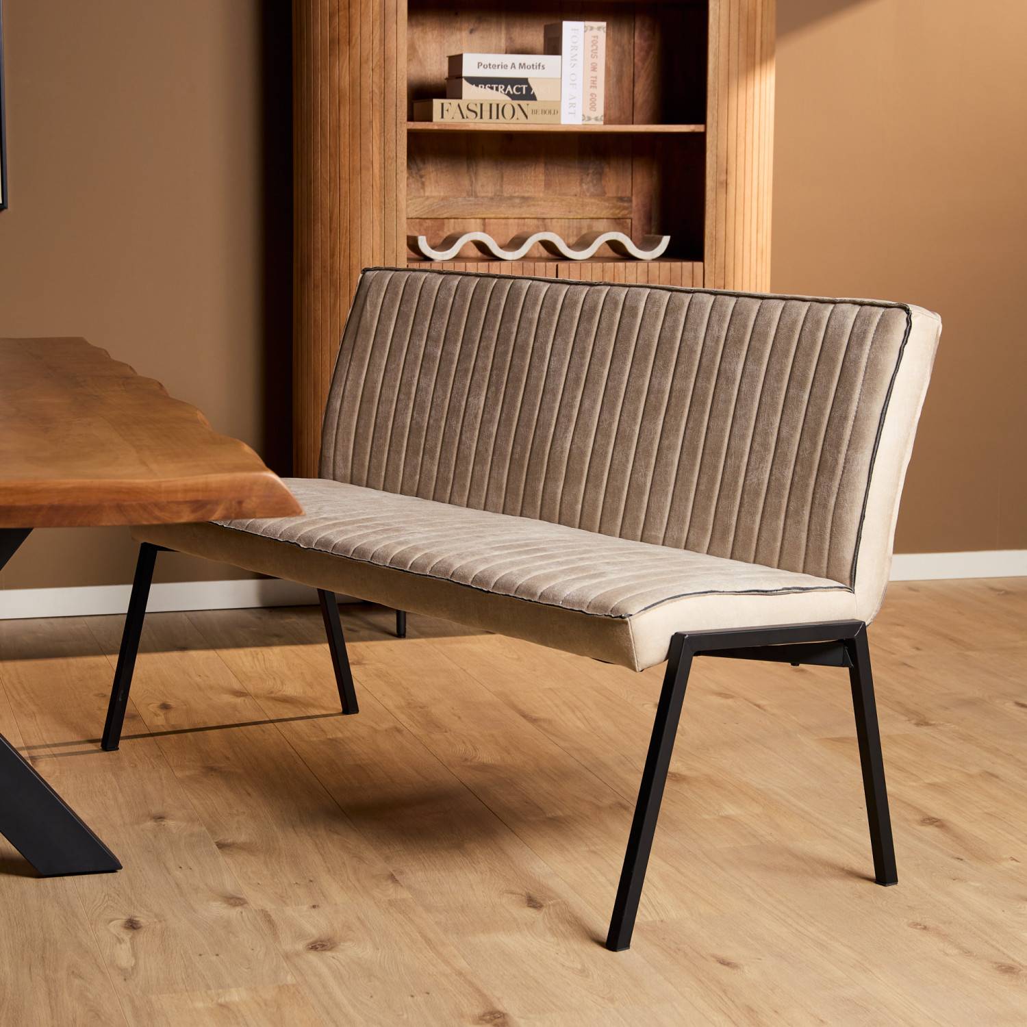 Beige Sitzbank mit Rippenbezug und Holztisch im Esszimmer – Arne