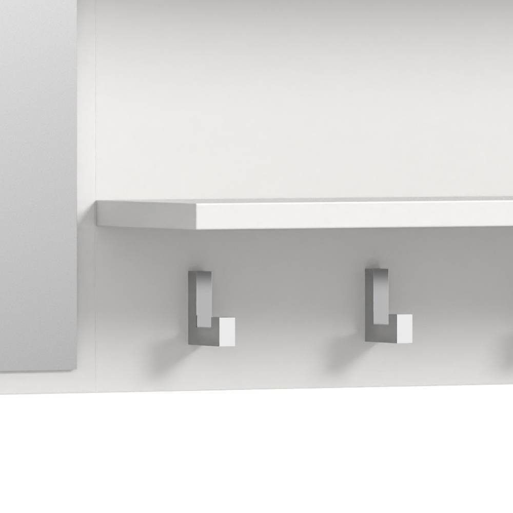Weiße Garderobenhaken an der Wandgarderobe – Ejulia