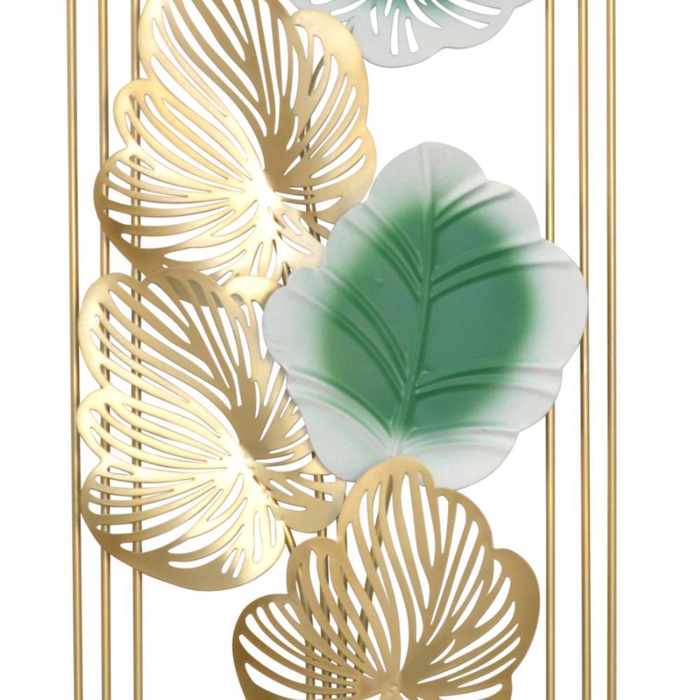 Goldfarbene Wanddekoration mit filigranen Metallblättern und grünem Blattmotiv – Maksim