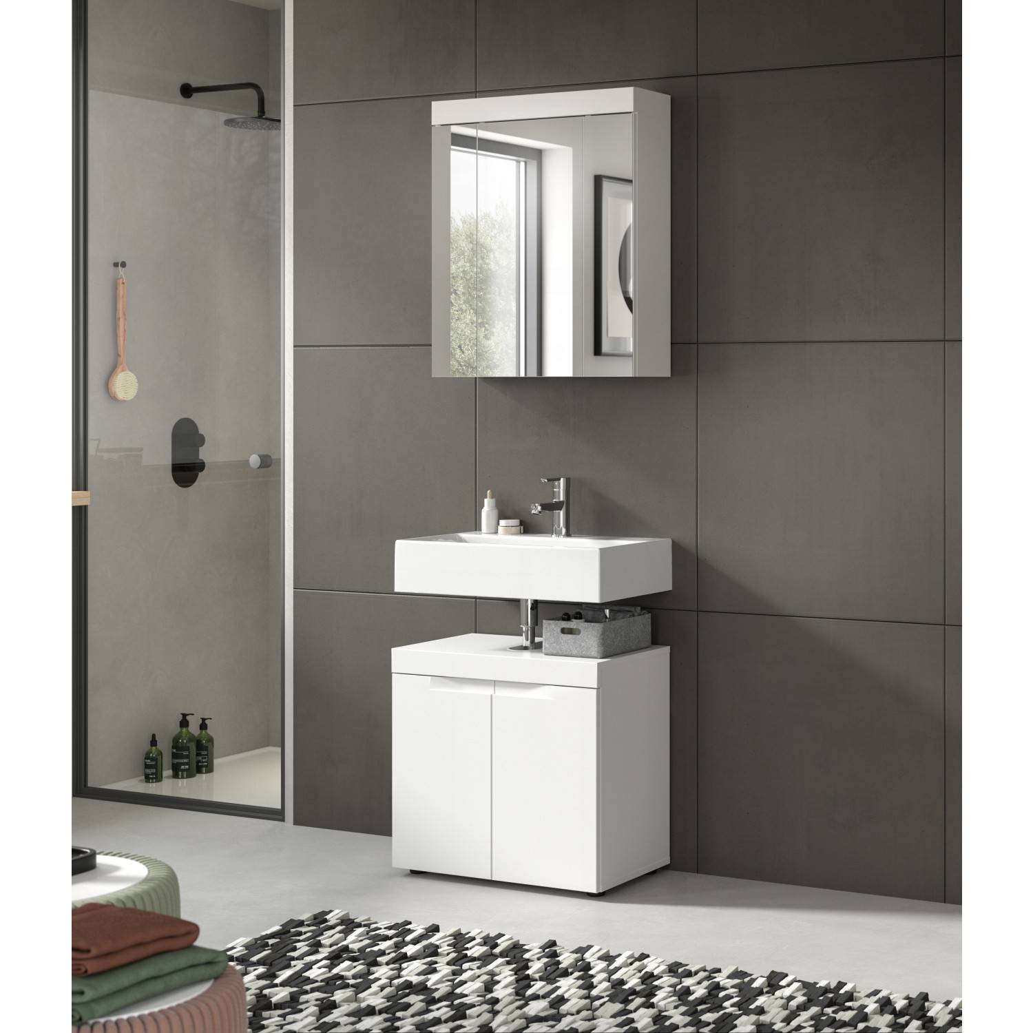Modernes Waschplatz Set mit Spiegelschrank und Unterschrank in hochglanz weiß im Badezimmer – Bruna