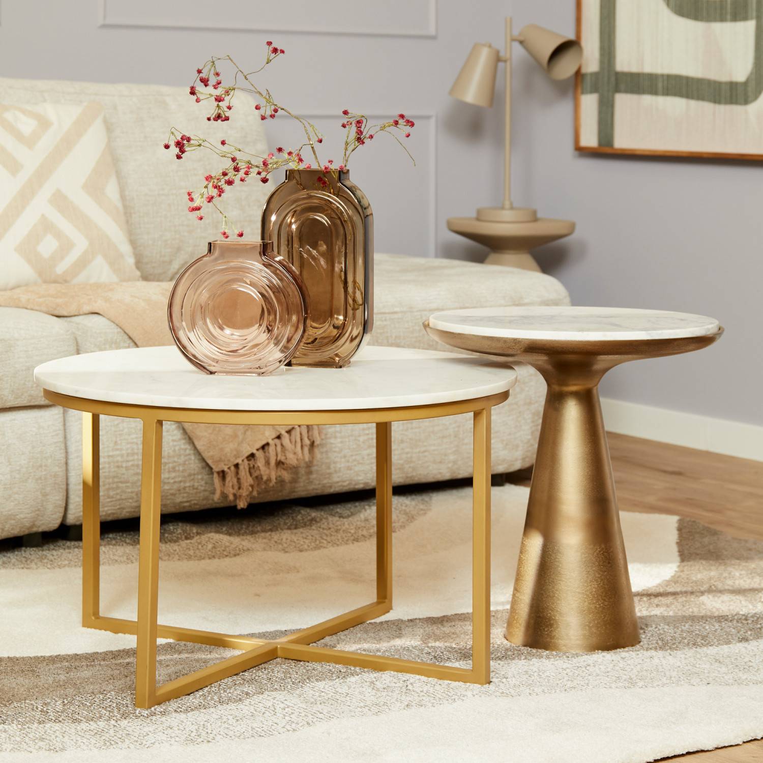 Runder Ablagetisch mit goldfarbenem Metallfuß und heller Marmorplatte im Wohnzimmer – Frasyn