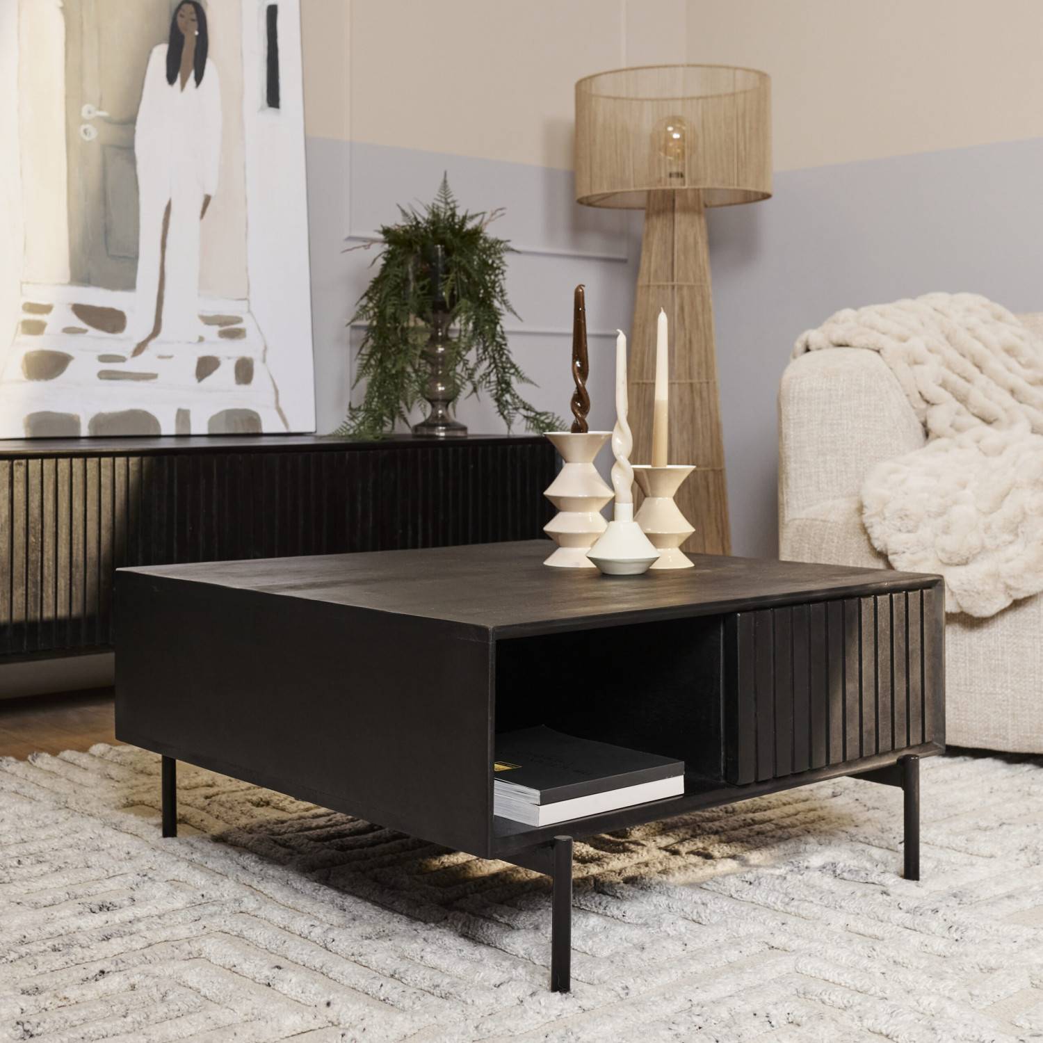 Eleganter schwarzer Couchtisch mit geriffelter Front und Stauraum im Wohnzimmer – Jusitc