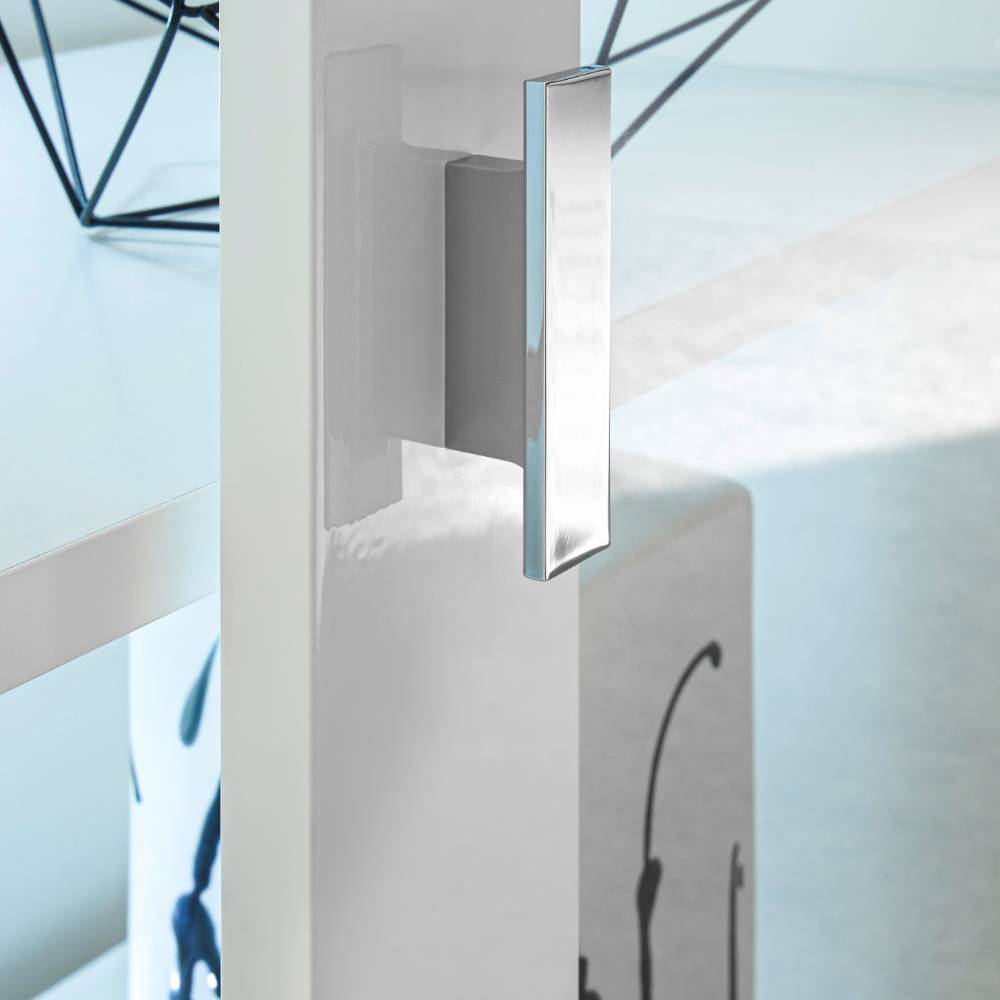Glänzender Chromgriff an der weißen Schiebetür des TV Sideboards – Memphys