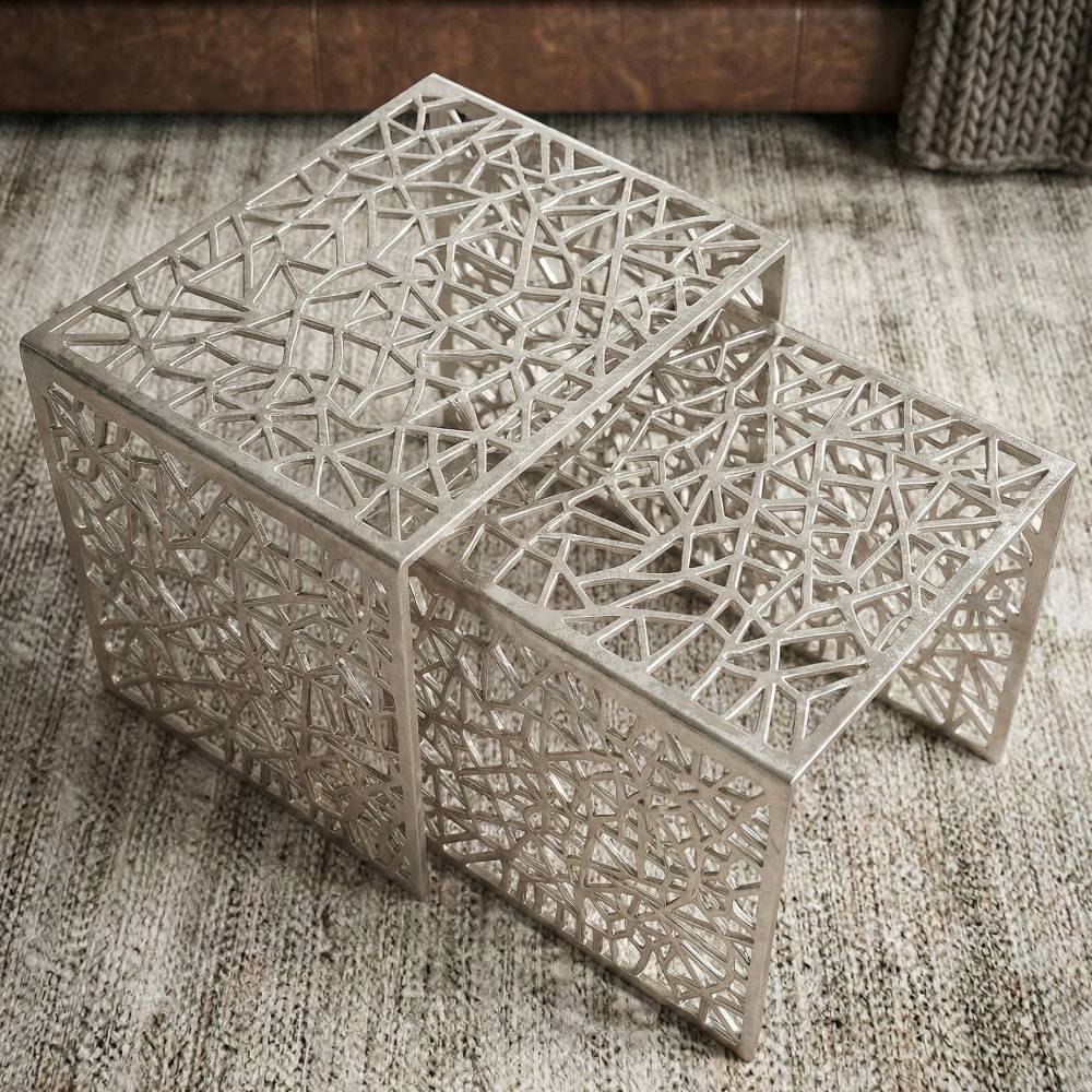 Zwei silberfarbene Sofatische mit geometrischem Muster ineinandergestellt auf Teppich \u2013 Viamo