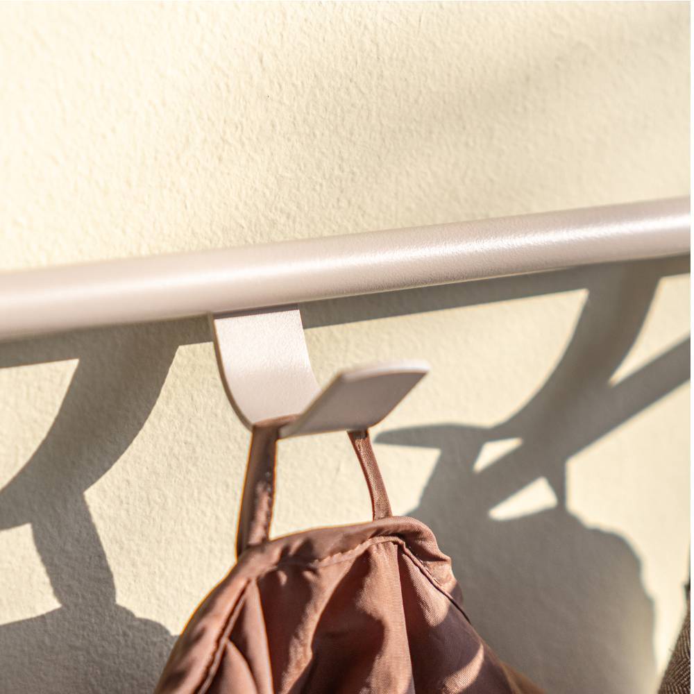 Taupefarbener Metallhaken der Flurgarderobe mit aufgehängter Tasche – Cestrina