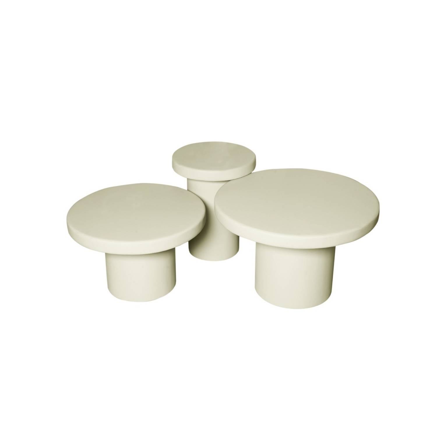 Drei hellbeige runde Beistelltische aus massivem Holz als 3er Set freigestellt – Annatto