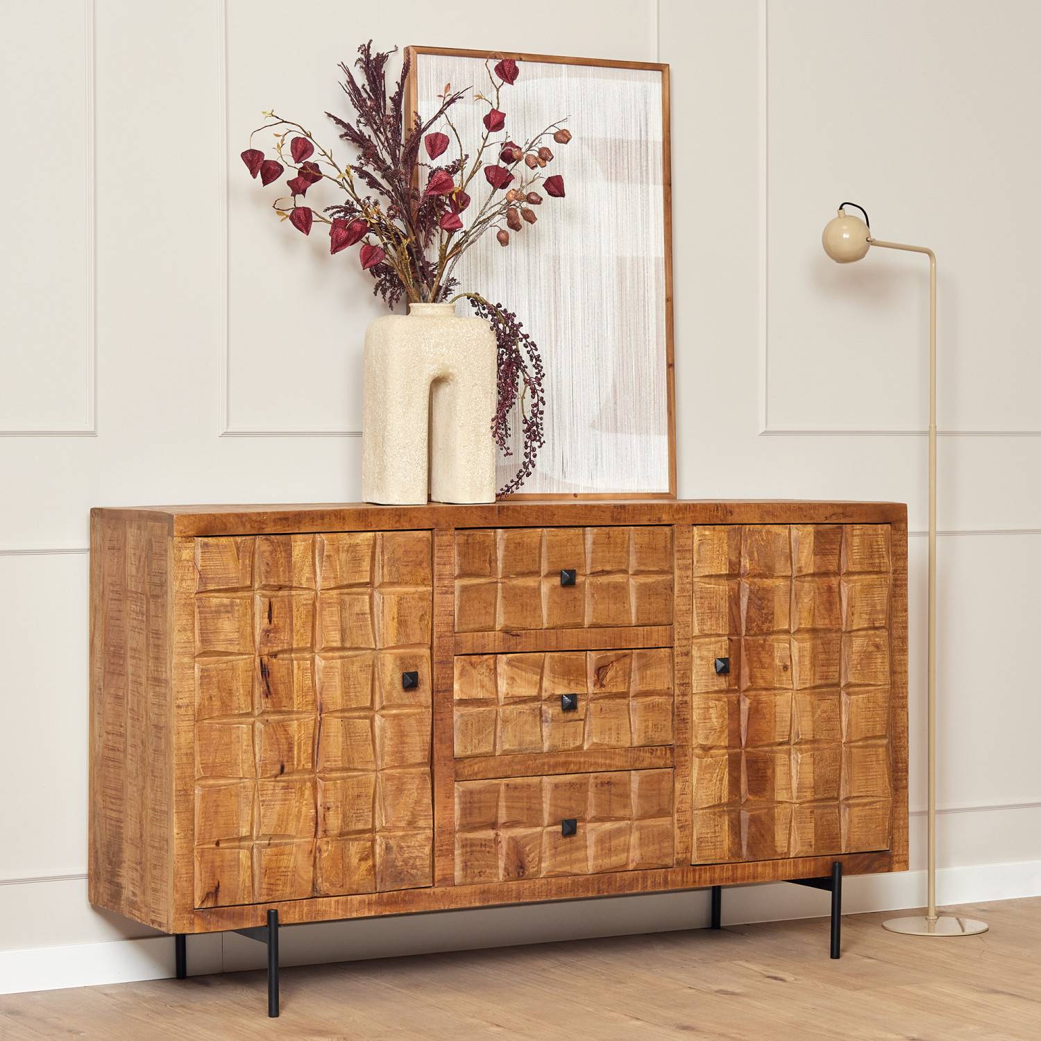 Massivholz Sideboard aus Mangoholz mit geometrischer Struktur, drei Schubladen und schwarzen Griffen – Laudion