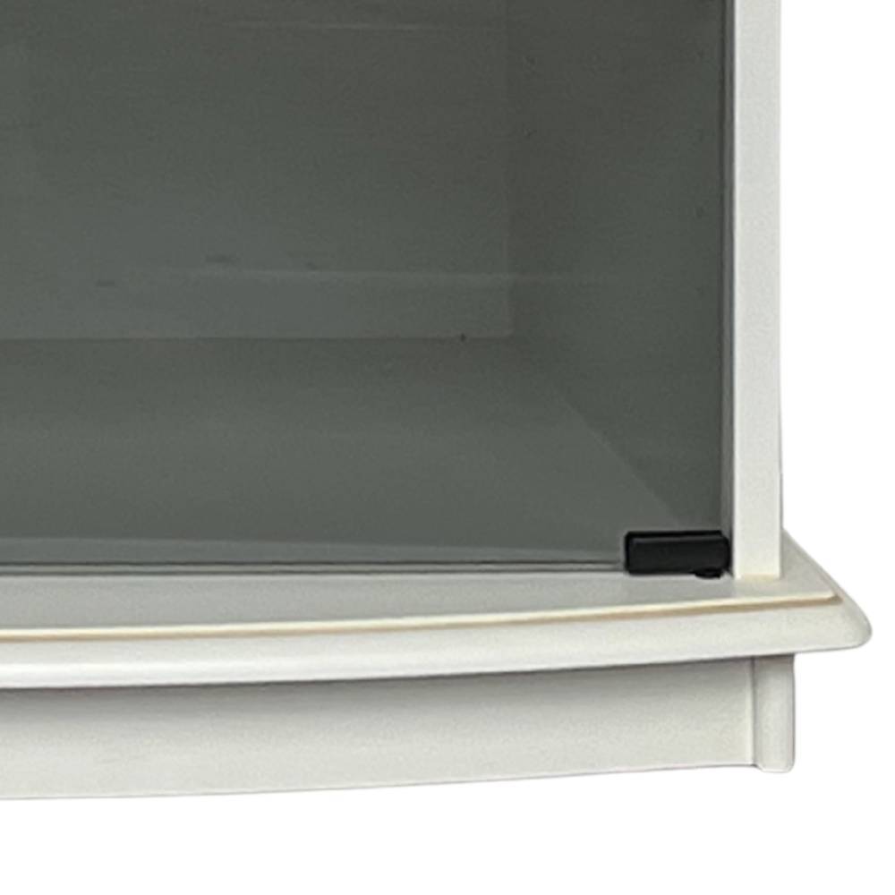 Detail der Glastür und des unteren Rahmens vom modernen TV Board in Cremeweiß – Kopenhagen