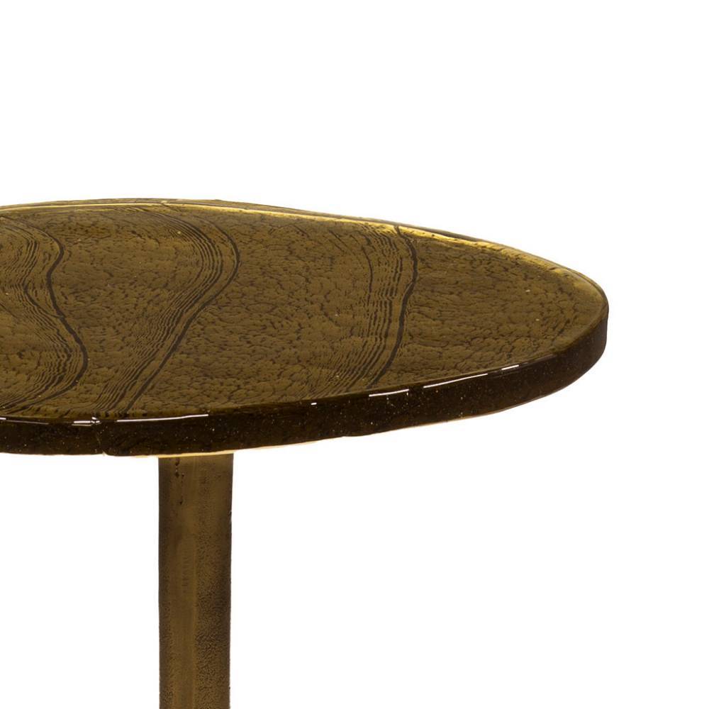 Detail der runden Gussglas-Tischplatte auf dem altgoldenen Standfuß des Tisches – Spacyan