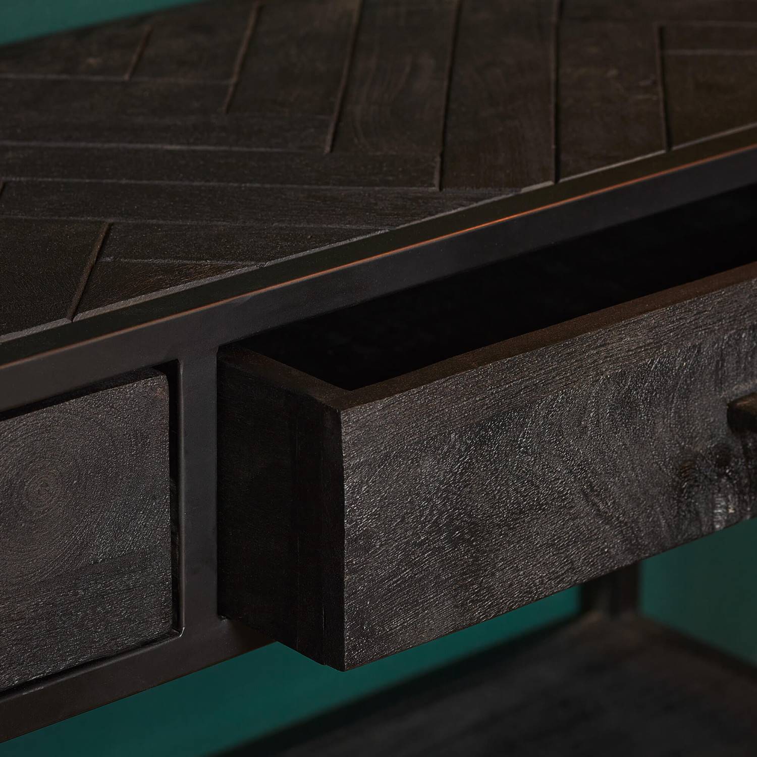 Detailansicht der geöffneten Schublade des schwarzen Holz Sideboards – Lida