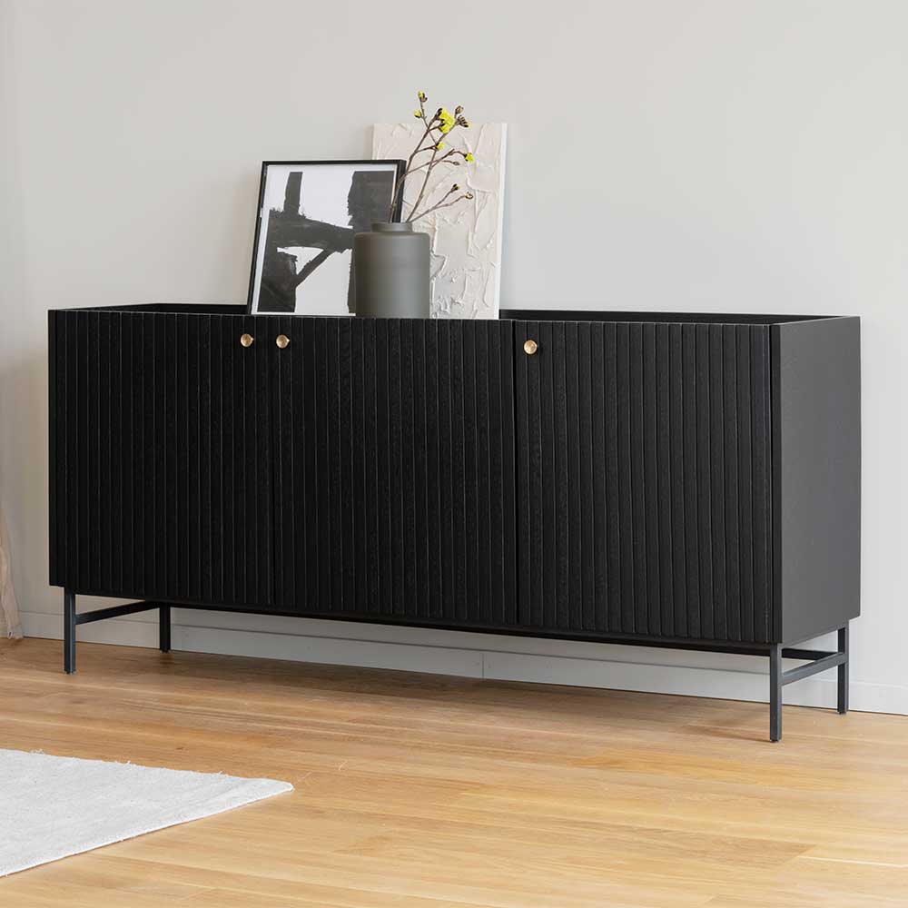 Schwarzes 3-türiges Sideboard mit vertikal gerillten Fronten und goldfarbenen Messinggriffen für das Wohnzimmer – Hemorian