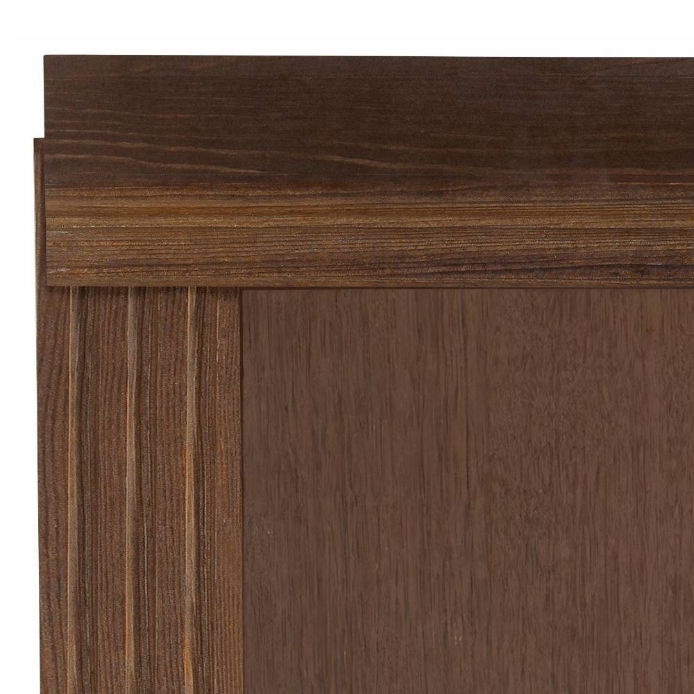 Obere Kante des dunkelbraunen Holzregals mit feiner Maserung – Nizina