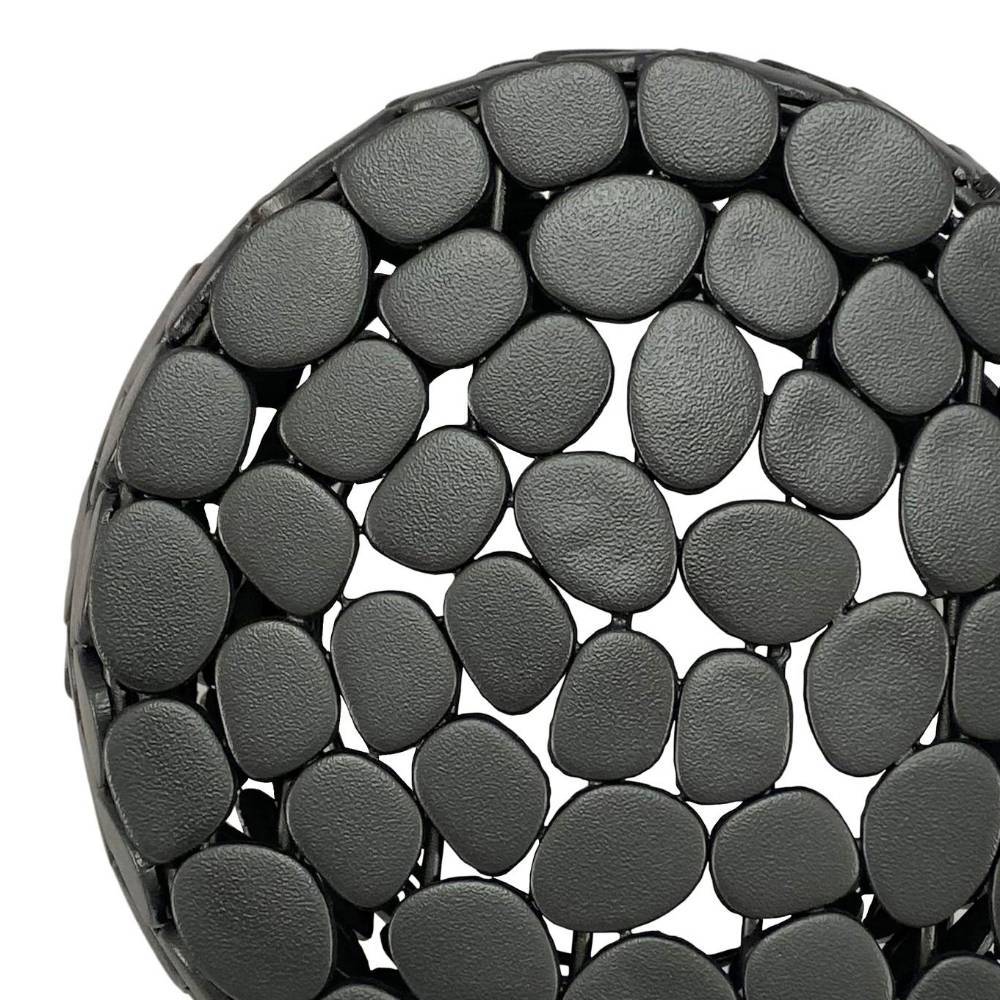 Tischplatte des schwarzen Aluminium Beistelltischs mit Kieselstein-Design – Abitia
