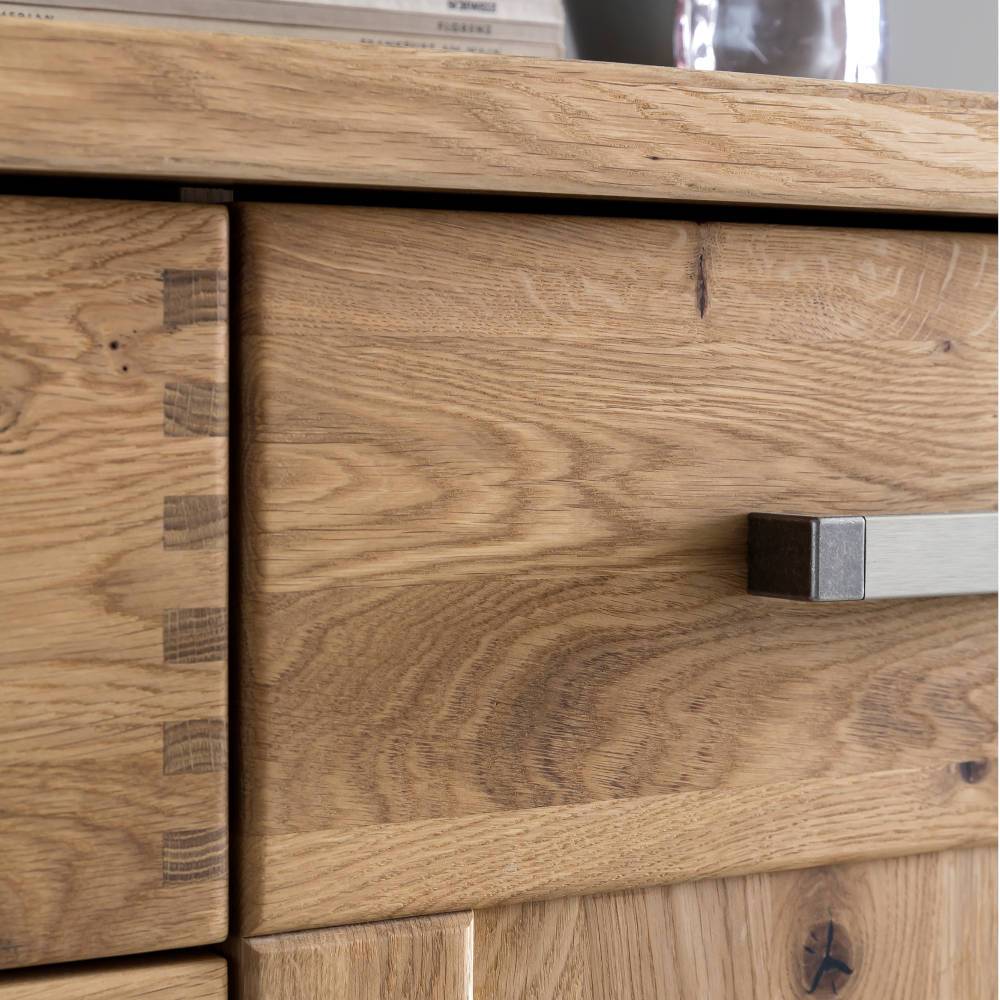 Schubladenfront des Sideboards mit Metallgriff und Holzdetails mit Zapfenverbindung – Riostar